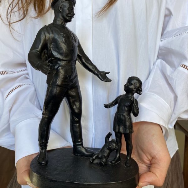 Sculpture Fonte Kasli – Père Soldat – Enfant Ours