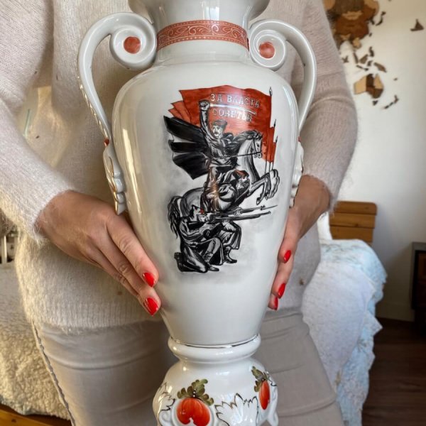 Vase Porcelaine Propagande – Pour le Pouvoir des Soviets – 1969 – Vassili Tchapaïev