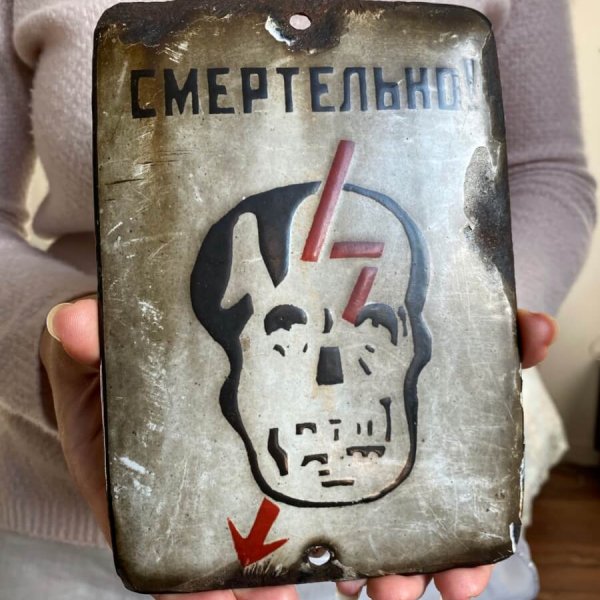 Plaque Émaillée Soviétique – Tête de Mort