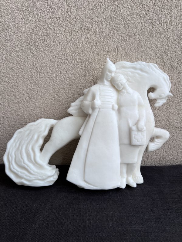 Sculpture Résine Soviétique - Romance Rouge
