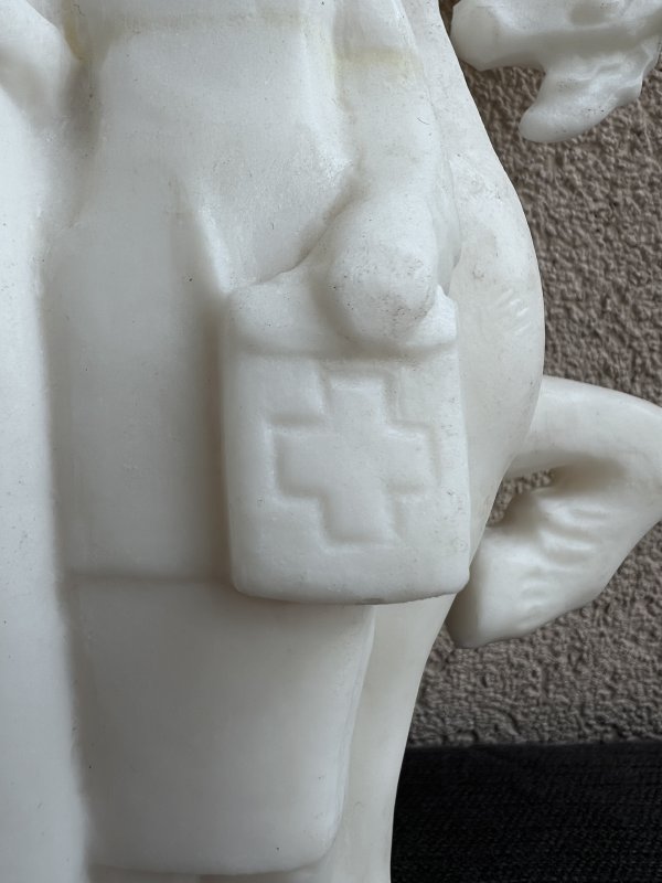 Sculpture Résine Soviétique - Romance Rouge – Image 3