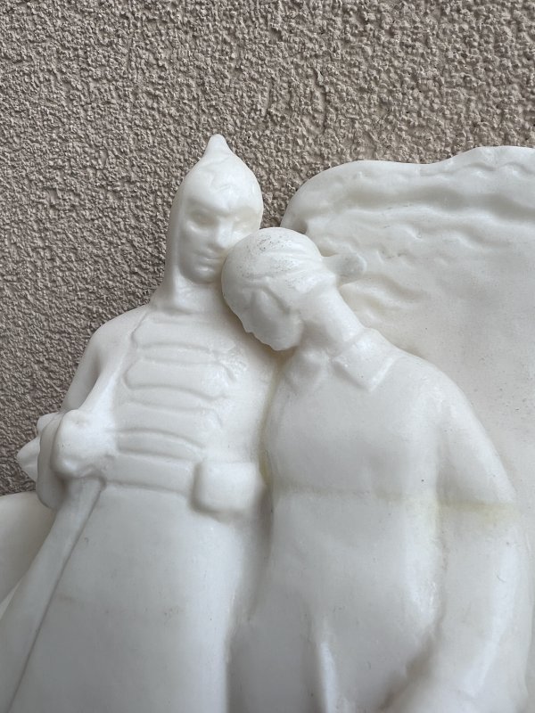 Sculpture Résine Soviétique - Romance Rouge – Image 4