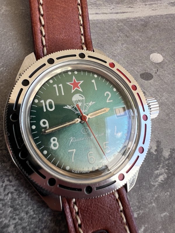 Vostok Komandirskie – Parachutiste - Série Severance – Image 2