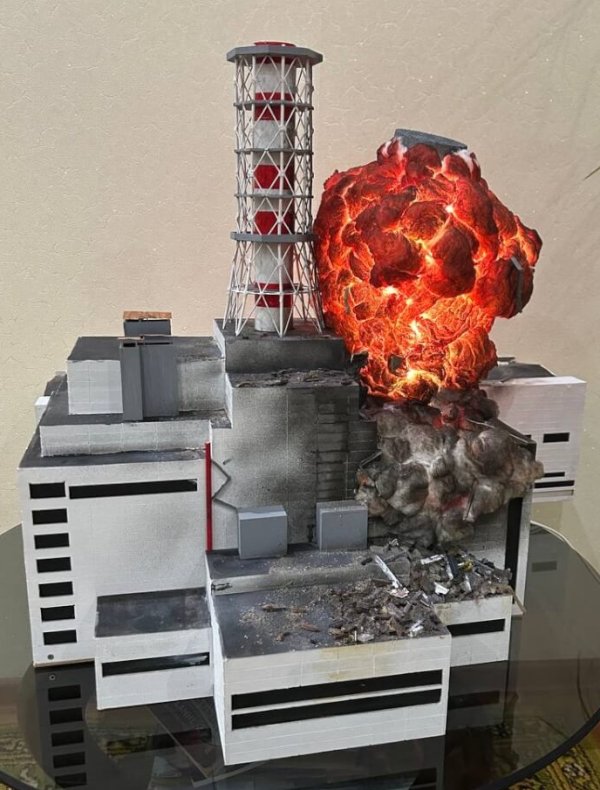 Maquette Diorama - Explosion Réacteur Tchernobyl - Veilleuse