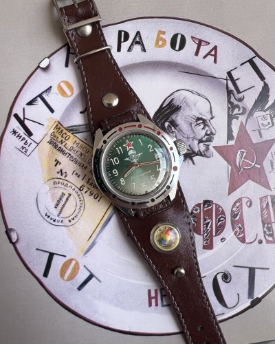 Vostok Komandirskie – Parachutiste – Série Severance - Bracelet Boussole