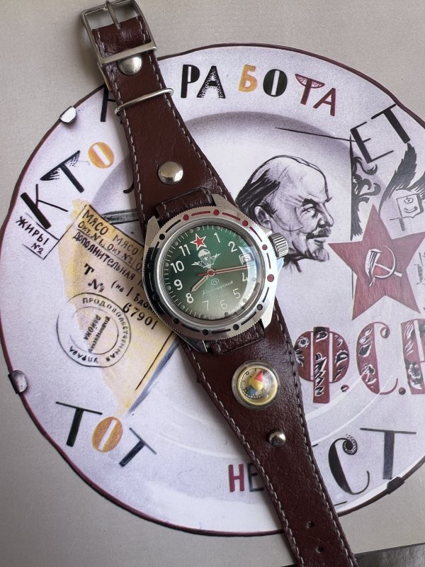 Vostok Komandirskie – Parachutiste – Série Severance - Bracelet Boussole