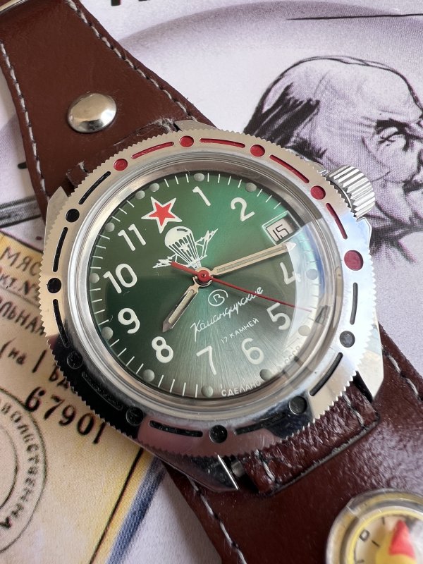 Vostok Komandirskie – Parachutiste – Série Severance - Bracelet Boussole – Image 2