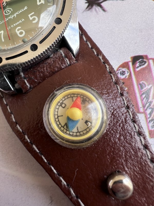Vostok Komandirskie – Parachutiste – Série Severance - Bracelet Boussole – Image 4