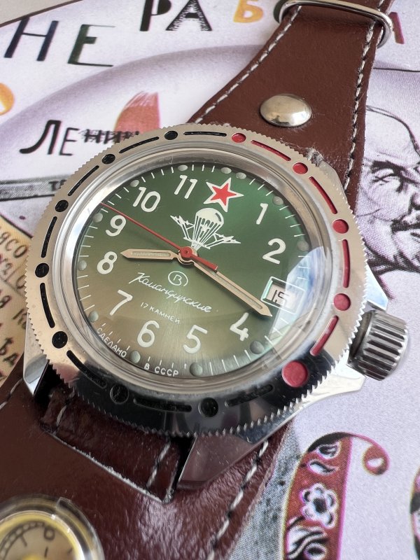 Vostok Komandirskie – Parachutiste – Série Severance - Bracelet Boussole – Image 3