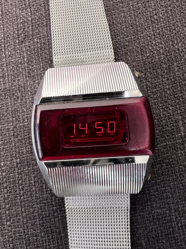 Montre Elektronika 1 – Pulsar – LED