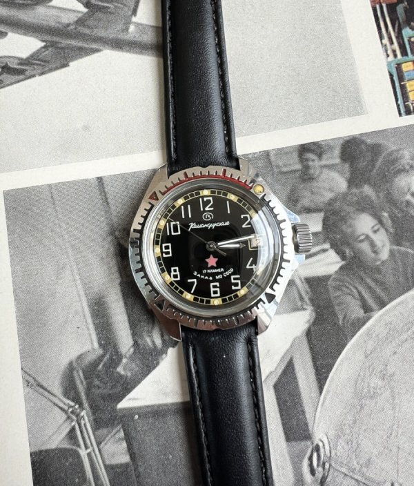 Montre Vostok Komandirskie Noire – Étoile Rouge
